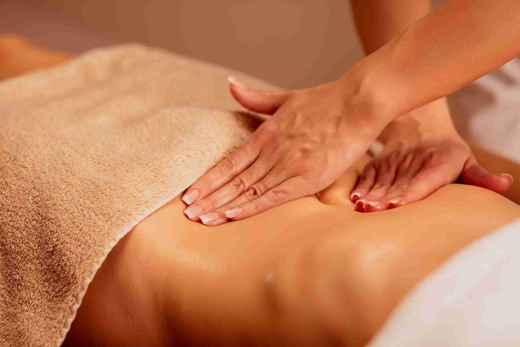 Massagista realizando Massagem modeladora, benefícios da massagem modeladora, contraindicações da massagem modeladora, redução de medidas, gordura localizada, contorno corporal, celulite, tonificação muscular, circulação sanguínea e linfática, dor muscular, estresse, ansiedade, autoestima, disposição